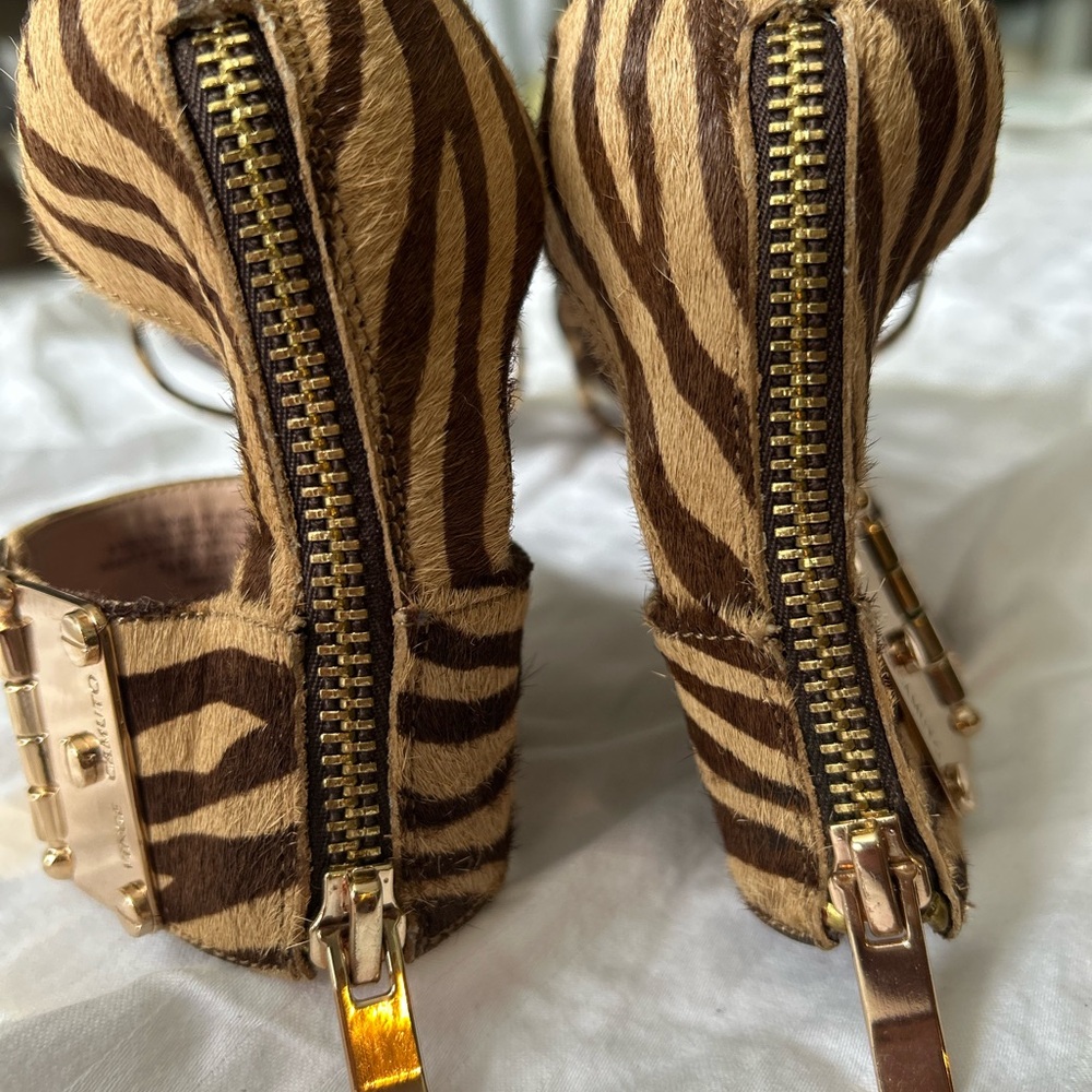 Vince Camuto Brown Zebra Print Sandals with Gold Buckle Size 6 1/2 - Picture 10 of 11